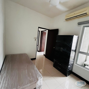 Full Furnished Middle room Cozy & women friendly