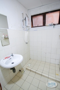 Middle Room Available at Kota Damansara