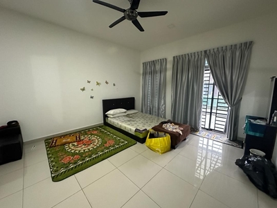 Room for Rent in Nusa Sentral, Close to Second Link, Work in Singapore