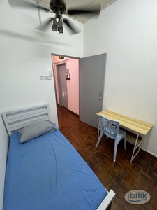 Single Room with Fan and Windows at BU 10 , Petaling Jaya