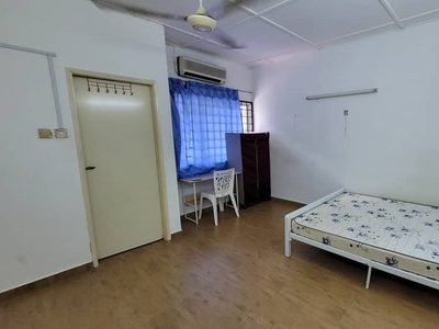 Bandar Puchong Jaya Jln Tempua Landed House Middle Room Attached Shared Bathroom
