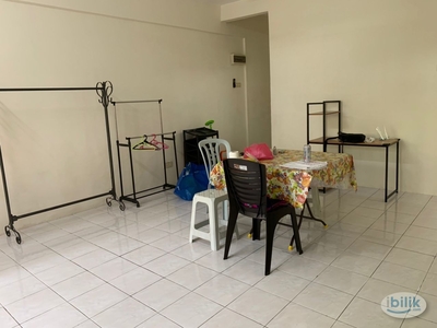Middle Room at Green Acre Park, Bandar Sungai Long