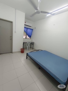 Middle Room Attach bathroom/ 5 mins driving distance to Setia City Mall & Top Gloves