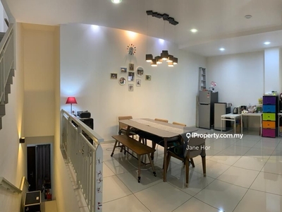 Upper floor Townhouse well maintain unit with Partially renovation