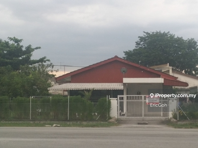 A corner detached single sty bungalow along the main road in Ip Garden