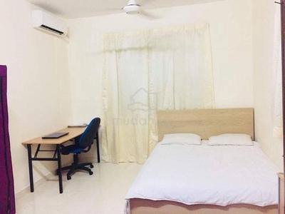 Master Room with Attached Bathroom - 5mins to LRT Taman Melati