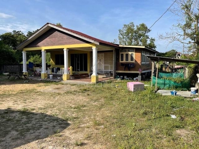 Rumah Kayu (lot ke 3 pantai) di Kg Sura Tengah, Dungun untuk dijual