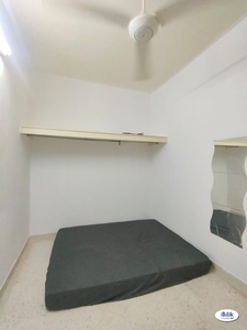 Cheap room with balcony & queen bed