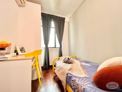 Unlock the Heart of KL: Cozy Bedroom in the Perfect Spot! ️ near KTM, LRT and Sunway Putra Mall ️
