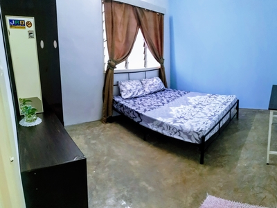 (3 MIN WALK LRT Taman Paramount ) NEWLY PAINT QUEEN FURNISHED Landed