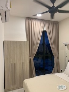 Air Cond Middle Room at Astetica Residences, Seri Kembangan.5 min Walking distance to The mines Shopping mall, and KtM serdang