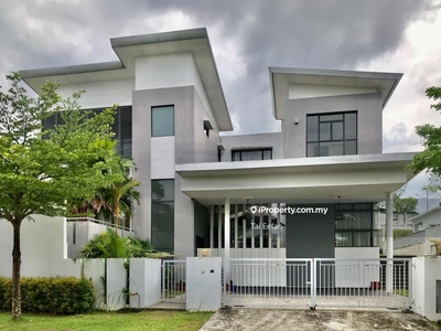 3 storey Bungalow house for rent
