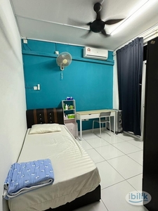 Beautiful Comfort Room Single Room with Balcony at Seksyen 7, Shah Alam