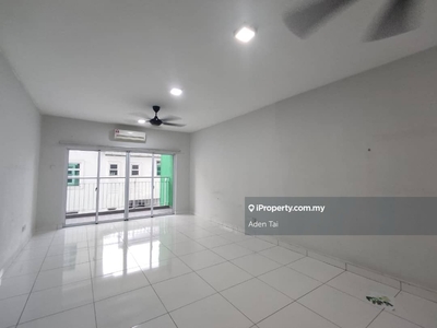 D'pines, 3 rooms with sky deck, special unit, 2 carparks, near LRT