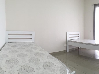 Middle Room / sharing room/ girl muslim/ at Selayang 18, Selayang/near BBS