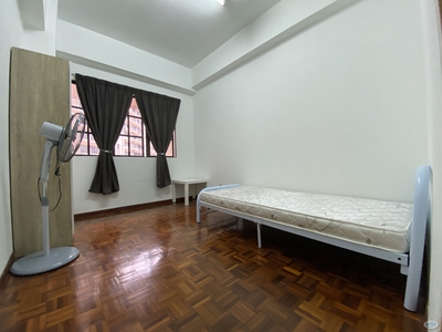 Middle Room To Let @Bayu Tasik Condo Nearby LRT (Female Only)