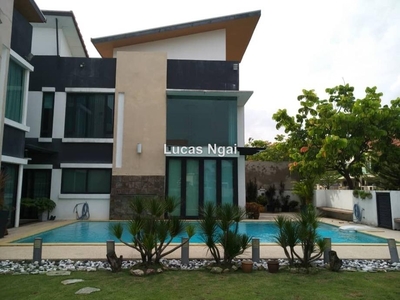 Renovated Bungalow with Swimming Pool