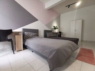 Discover fully furnished medium room with bathroom for rent at Subang 2! Move-in ready with stylish design and complete furnishings.