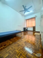 SINGLE ROOM BANDAR UTAMA , NEAR TO : MING TIEN FOOD COIURT ,ONE UTAMA , CENTREPOINT ,MRT BANDAR UTAMA