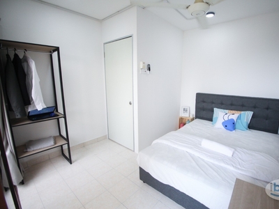 Near MRT Balcony Queen bed room with A/C at Palm Spring@ Kota Damansara