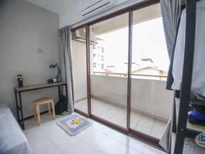 Walk distance MRT Balcony Queen bedroom with A/C at Palm Spring , Kota Damansara