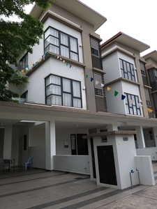Fully furnished intermediate town house for rent in Puchong