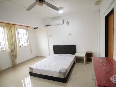 Middle room share bath for rent at PJS7 house