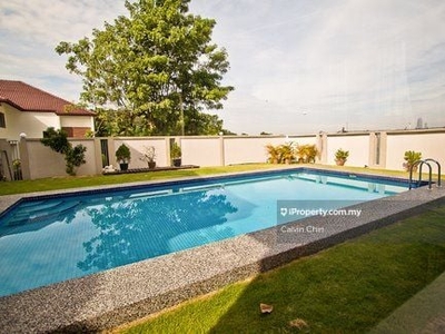 Freehold, private pool, fuly renovated
