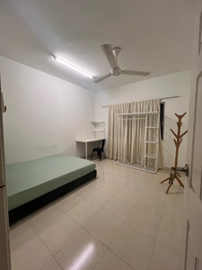 Affordable room for rent near Sunway Pyramid, Sunway Medical Centre, KTM station