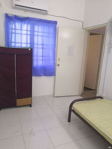 Middle Room with window at Setia Alam/ 5 mins driving distance to Setia City Mall & Top Gloves