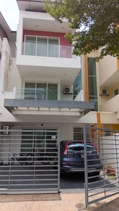 Triple Storey Terrace@Laman Bayu,
Kota Damansara