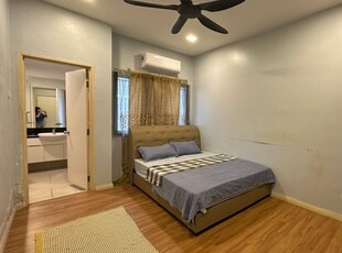 【Medium Room with Queen Bed】attached PRIVATE Bathroom near Lakefield, LRT Sungai Besi, Sri Petaling, Kuchai Lama, Bukit Jalil, OUG, Puchong, Kinrara e