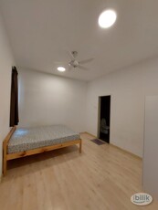 Walk to LRT! Master Room for Rent!!