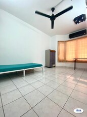 Middle Room at Bandar Utama ⭐Near to One Utama , MRT Bandar Utama, 1 Power House , First Avenue , Centre Point , IKEA , MRT Mutiara Damansara , Sur
