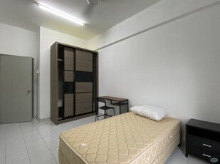 Middle Room (for MALE office executive) at Kelana Sterling Condo, 10 Mins Walk to Glenmarie LRT & Paradigm Mall