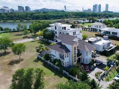 Beautiful Bungalow House at Perdana Lakeview East Cyberjaya For Sale