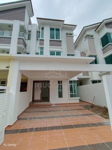 3 Storey Super-link House 5 Room Extended Kitchen & Newly Refurbished