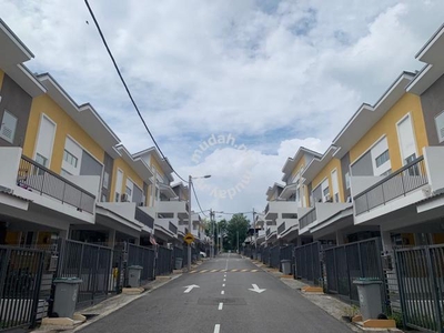 Gated and Guarded Modern Townhouse di Durian Tunggal