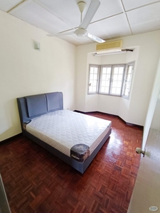 Individual Metered Spacious Queen Size Bedroom Opposite Mall