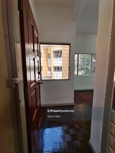 Apartment ground floor for rent (walk up)