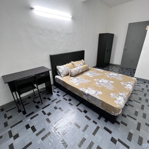 Super comfy middle room with private bathroom. Female only ‍