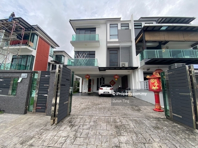 3 storey cluster house good condition