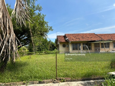 Bungalow on a big piece of prime aulong land