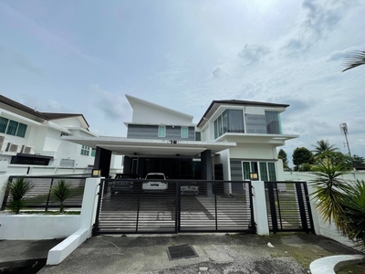 Modern Bungalow With Huge Land and Pool Fully Furnished Seksyen 7 Shah Alam near UiTM Shah Alam