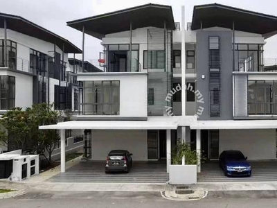 3 Storey Semi Detached with Lift Augusta Residence Precint 12 For Sale