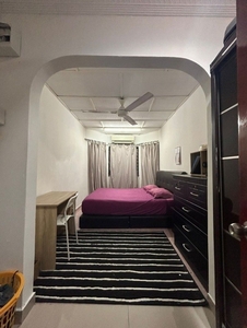 Room (queen bed) for rent in PJ