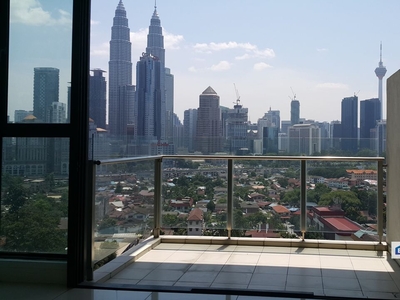 high floor KLCC fully furnished move in condition