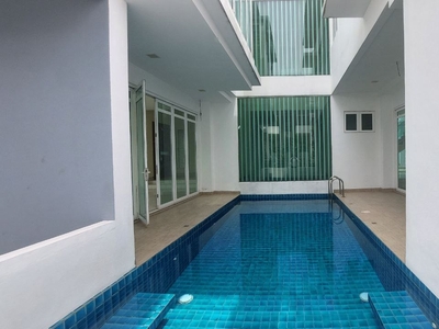 Bungalow with pool and lift @ USJ Heights Avalon