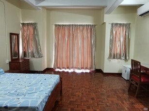 Master Room, 1st flr,Balcony,Free Wifi,Aircon,Fan,Queen bed,Attach Bath,Fridge,Bandar Puchong Jaya