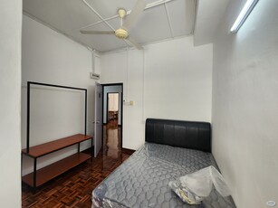 Middle Room,2nd flr,Queen Bed,Free Wifi,Aircon,Fan,Attach,Bath,Fridge,Bandar Puchong Jaya